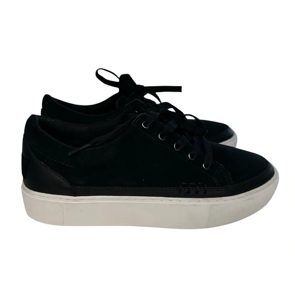 UGG minimal detailing